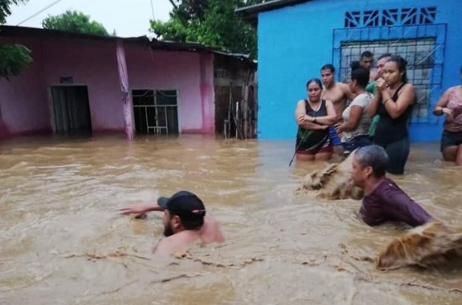  En Riofrío las aguas del río inundaron el poblado sin que se tenga una cifra exacta de damnificados.