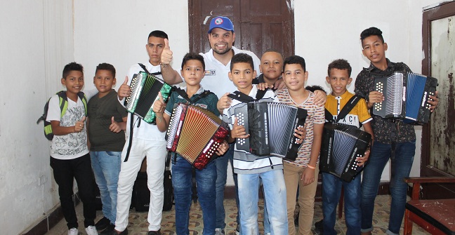 Amed Zawady visitó la Casa de la Cultura, donde encontró a jóvenes practicando melodías vallenatas