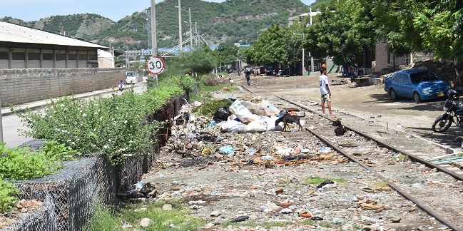 Algunos ciudadanos incultos también botan las basuras en los andenes de la vía, poniendo en riesgo su propia salud.