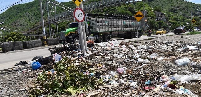 La Vía Alterna al Puerto  por años ha sido el punto de la ciudad donde algunas personas inescrupulosas arrojan todo tipo de basuras.