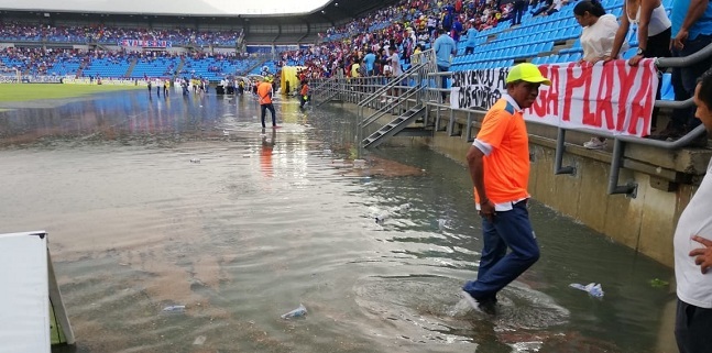 En una visita realizada por la Contraloría con ocasión de la inundación del estadio, se observó el incumplimiento por parte del contratista de las obligaciones específicas del sistema de drenaje y bombas. 
