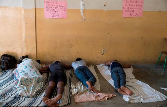 Los jóvenes pasan el tiempo tumbados sobre mantas o sobre un fino colchón en el suelo de la clase, consumiendo solo agua.