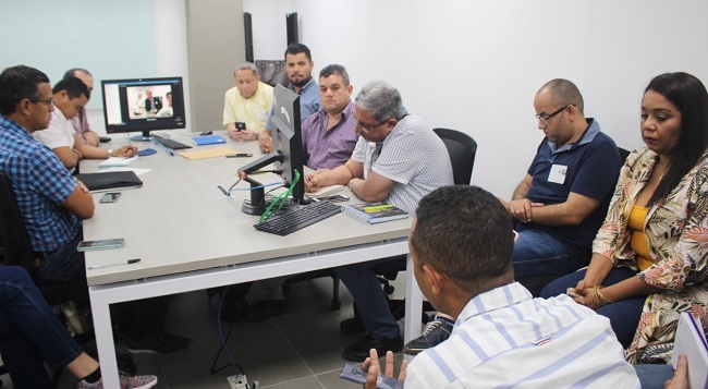 El alcalde de Riohacha y EL Contralor delegado de la Unidad Seguimiento y Auditoría de Regalías, con su equipo buscan alternativas que permitan culminar el proyecto.