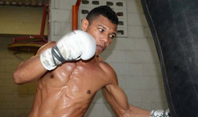 El boxeador samario Hugo Berrio buscará esta noche en los Ángeles, California, el título oro de la AMB.