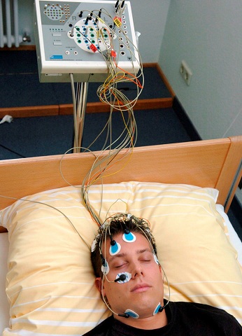 Un paciente del Laboratorio del Sueño de la Clínica Universitaria de Friburgo duerme con electrodos en la cabeza.. EFE