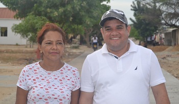 Alcalde Juan Carlos Suaza Móvil en compañía de Erminia Montalvo, riohachera beneficiada.