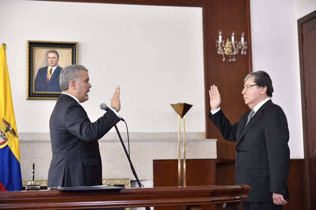 Iván Duque (i) mientras juramenta a su nuevo ministro de Defensa, Carlos Holmes Trujillo (d), este sábado en Bogotá.