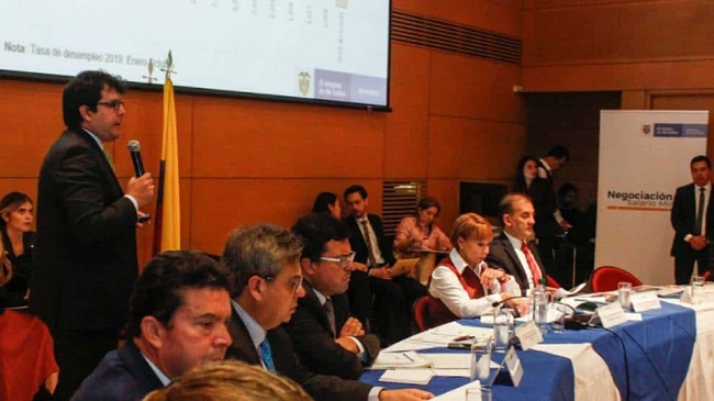 La discusión se llevó a cabo en una mesa de discusión en la que participaron representantes del Gobierno y las centrales obreras.
