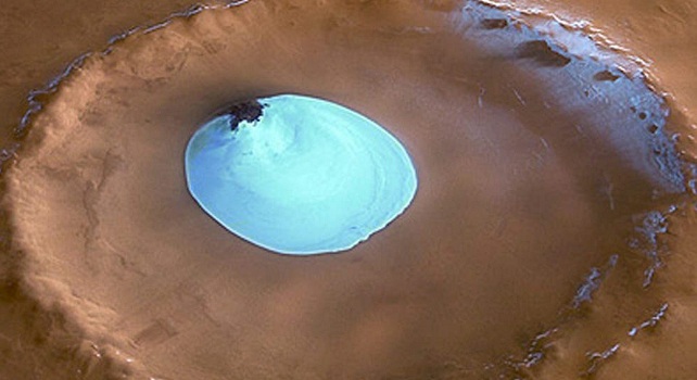 Una foto de la Agencia Europea Espacial tomada desde la sonda Expreso de la Agencia mostrando un pedazo de hielo en el centro de un cráter cerca del Polo Norte del planeta Marte. EFE/.-