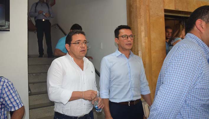 El gobernador electo Carlos Caicedo Omar y el alcalde Rafael Martínez, deberán comparecer la tarde de hoy en el quinto penal municipal de Santa Marta por el caso de la Megabiblioteca.