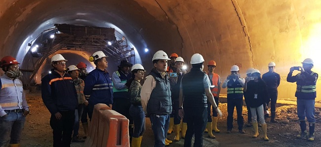 El Director General de Invías, Juan Esteban Gil, realizó este domingo un recorrido en el túnel de la Línea junto a periodistas para contarles avances de esta obra clave del proyecto 'Cruce de la Cordillera Central'.
