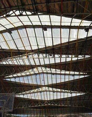 El tejado instalado por el contratista de obra, no evita que el agua lluvia ingrese al interior del Coliseo dado que presenta una gran cantidad de filtraciones. 