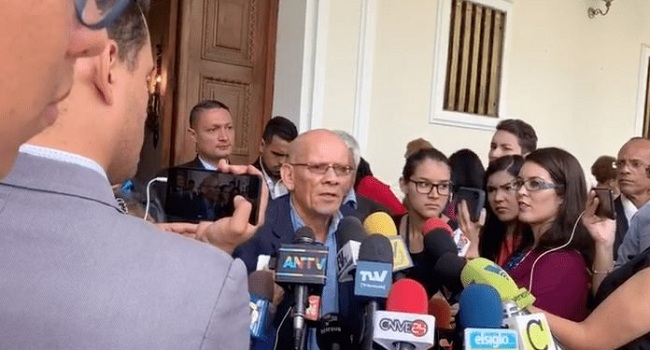 La denuncia, en contra de Adolfo Superlano publicada en el portal venezolano Armando.info, provocó la reacción casi inmediata de Guaidó.