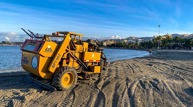 El personal de las áreas de Aseo Aprovechamiento y Actividades Complementarias, iniciaron a las 3:00am  labores de limpieza y oxigenación de playas en la Bahía y el Camellon.