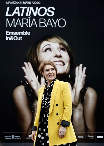 La soprano española María Bayo posa para los fotógrafos por delante del cartel que anuncia el concierto 