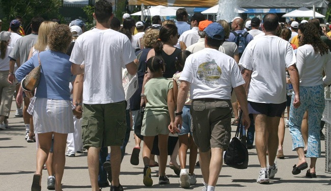 Hispanos o latinos caminando por una céntrica calle de Miami. EFE/Ricardo Ferro