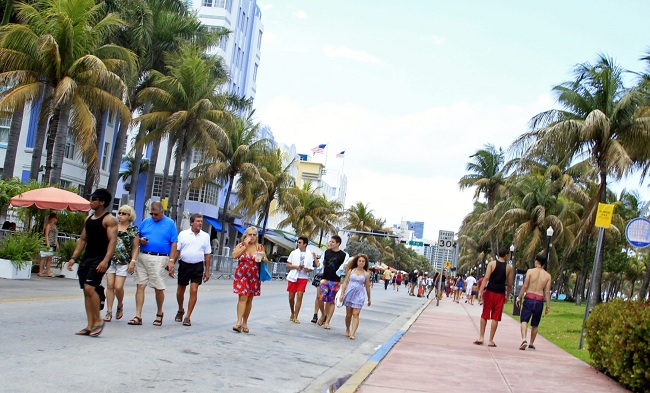 Peatones caminan por Ocean Drive, una de las principales calles de Miami Beach, Florida. . EFE/Zayra Mo
