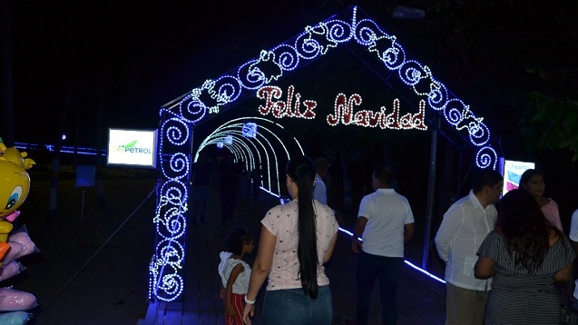 Todos los años, la empresa Chevron adorna el muelle turístico de Riohacha, como regalo de navidad a sus habitantes. 