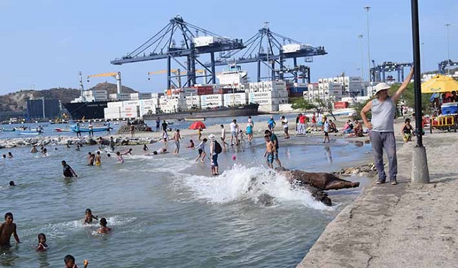 La Capitanía del Puerto de Santa Marta mantiene la alerta  para bañistas locales y turistas en los últimos días de la temporada de vacaciones.