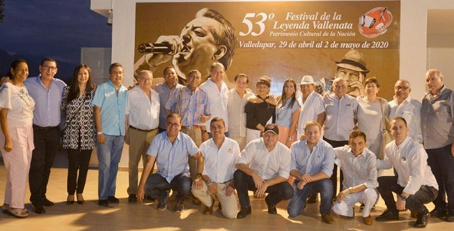 Directivos y miembros de la Fundación Festival de la Leyenda Vallenata reunidos con la Junta Cívica del Folclor Vallenato.