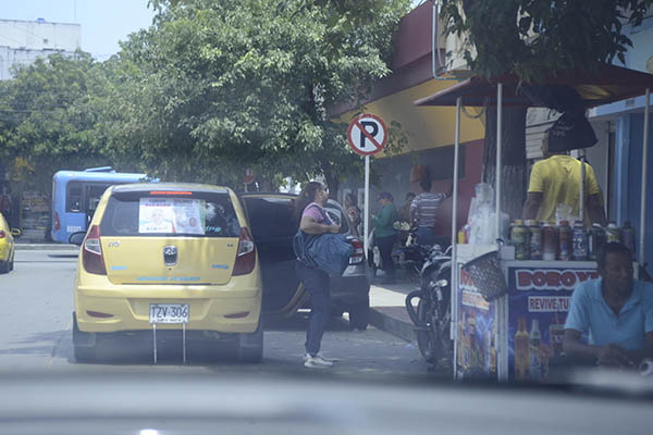 Sin importar el caos vehicular que ocasione, un conductor detiene el vehículo para dejar a un usuario en plena avenida del Libertador con carrera 16 con semáforo en verde. 