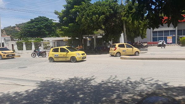 Conductor de taxi se mete en contravía por la avenida del Libertador con entrada a Bastidas, para ingresar a un almacén de cadena.