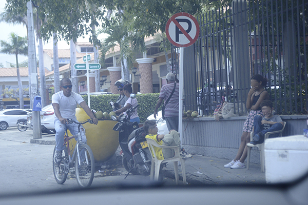 Ciclista en contravía por la calle 23 entre avenida Campo Serrano y carrera 6 en zona céntrica de Santa Marta.