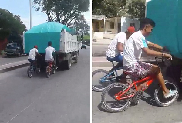 Dos ciudadanos se sujetan de la parte trasera de un camión volteo en la avenida del Río, para dejar de pedalear y avanzar con mayor velocidad, una impericia que les pudo salir muy cara.