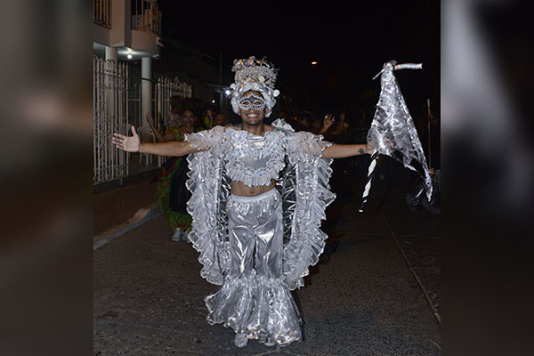 La creatividad resaltó en el Desfile de Fantasía con vestuarios brillantes.