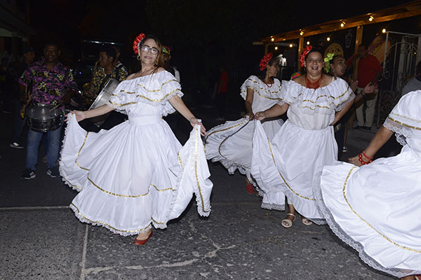 Mujeres con sus polleras bailaron por las calles de Mamatoco al ritmo de la música.