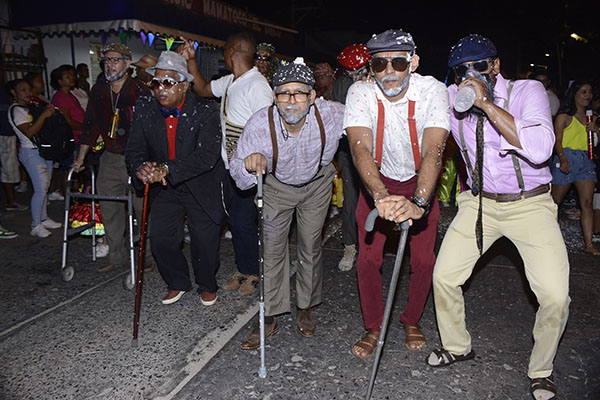 Los hombres también gozaron del Desfile de Fantasías con disfraces como ‘los abuelitos’.