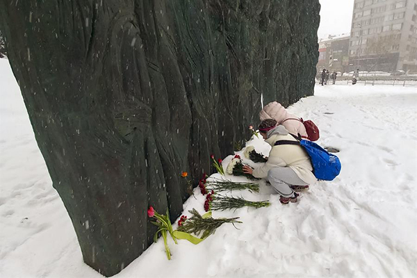 Simpatizantes de la oposición al Kremlin depositaron ramos de flores y velas en el Muro del Dolor en Moscú por el fallecido líder opositor ruso, Alexéi Navalni.