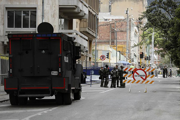 Policías antimotines reforzaron las medidas de seguridad a las afueras del Palacio de Justicia.