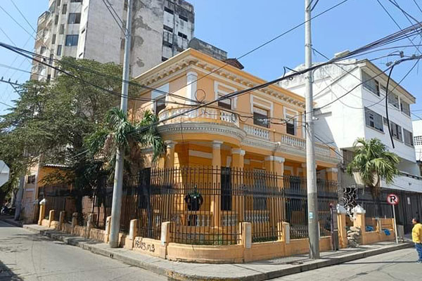 La Casa Goenaga, patrimonio de la capital del departamento de Magdalena se encuentra ubicada sobre la Calle de La Cruz (calle 12) con Callejón del Río (carrera segunda), pleno Centro Histórico de la ciudad.