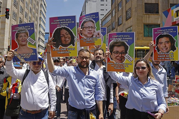 Miles de personas, entre estas los principales opositores al gobierno de Gustavo Petro marchan este miércoles por las principales calles de Bogotá.