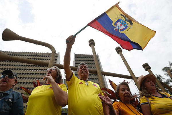Ondeando la bandera de Colombia y portado camisetas de la selección nacional, muchos ciudadanos en Bucaramanga rechazaron las determinaciones tomadas por el presidente Petro.