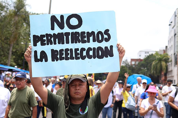 Algunos manifestantes además de rechazas las ‘petroreformas’, dijeron no a una posible reelección de Gustavo Petro.
