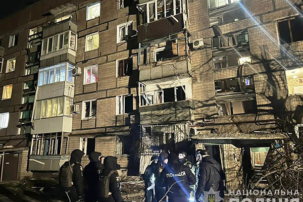 Una fotografía muestra a los rescatistas ucranianos trabajando en el lugar de un edificio residencial dañado después de un bombardeo en la ciudad de Kryvyi Rih, en el centro de Ucrania.