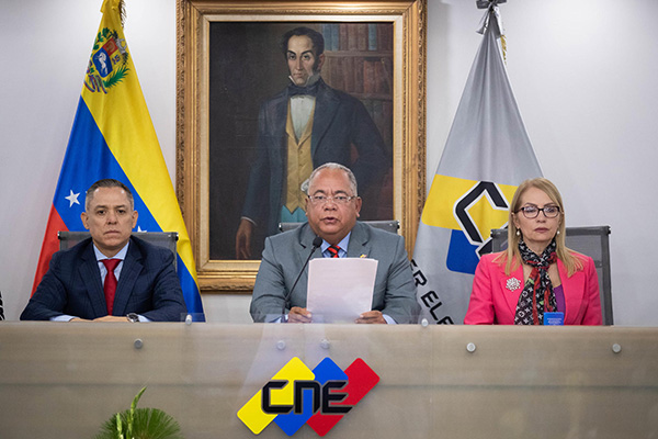 El presidente del Consejo Nacional Electoral, Elvis Amoroso acompañado de los rectores Carlos Quintero y Rosalba Gil Pacheco, ofrece una rueda de prensa en Caracas.