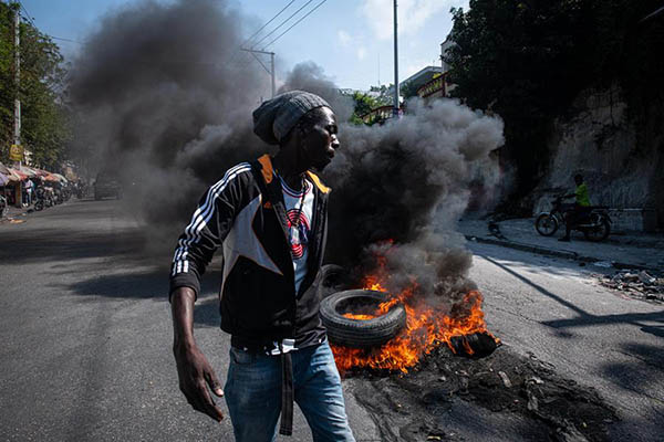Manifestantes incendian neumáticos durante una protesta en Puerto Príncipe, capital haitiana.