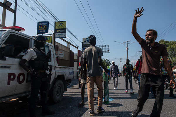 Manifestantes protestan contra el primer ministro de Haití, Ariel Henry, en Puerto Príncipe.