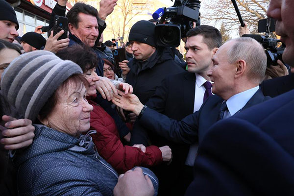 El presidente ruso, Vladimir Putin se reúne con residentes locales tras una visita al complejo de invernaderos.