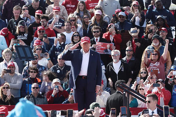 El expresidente estadounidense Donald Trump saluda mientras pronuncia un discurso en la campaña electoral en Vandalia, Ohio.