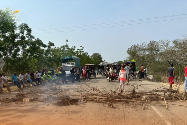 La imagen muestra a cientos de manifestantes expresando su descontento debido a los continuos apagones que han provocado múltiples daños en los artefactos de los pobladores.