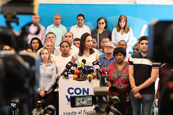 La exdiputada María Corina Machado habla durante una rueda de prensa en Caracas.