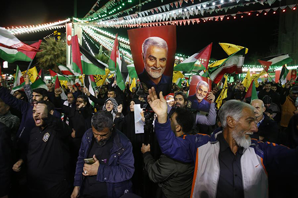 Una foto del difunto comandante iraní de las fuerzas Quds, Qasem Soleimnai, se sostiene durante una manifestación antiisraelí en la Plaza Palestina de Teherán.