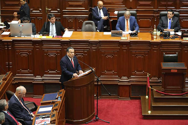 El primer ministro, Gustavo Adrianzén (c-i), acude al Congreso para pedir el voto de confianza al Parlamento en Lima.