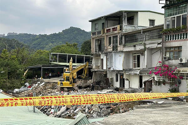 Los equipos de emergencias continúan las labores de rescate de personas atrapadas tras el fuerte terremoto en la costa este de Taiwán.