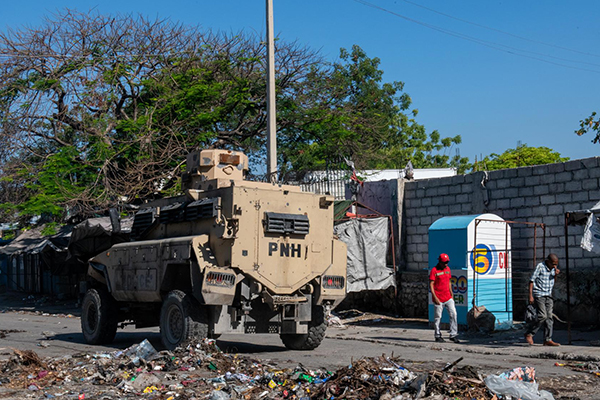 Un carro blindado de la policía patrulla en Champs Mars, la principal plaza pública en Puerto Príncipe.