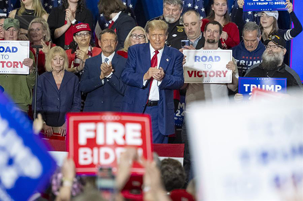 El expresidente Donald Trump aplaude después de hablar en un mitin en el Hyatt Regency Green Bay en Green Bay, Wisconsin.